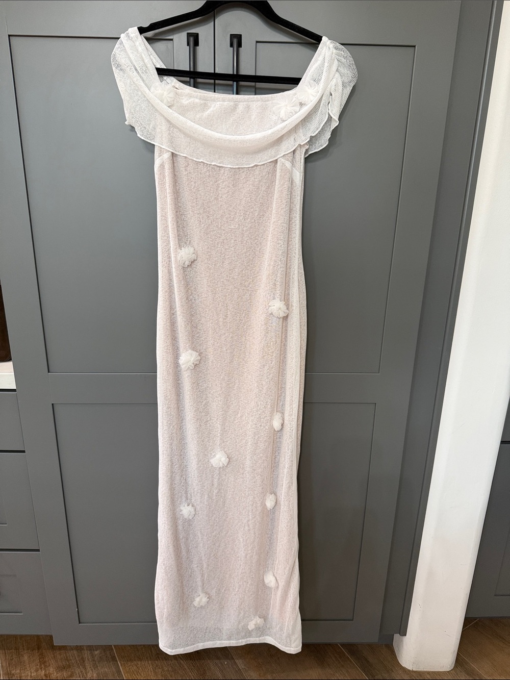 Luana Sz L Elegant Off-Shoulder White Maternity Maxi Dress with Floral Appliqués - Picture 6 of 6